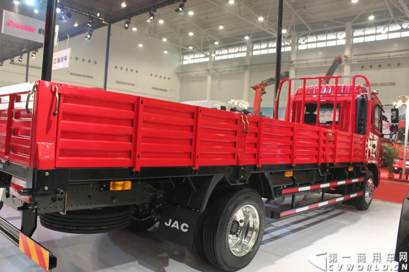 2013年10月30日，中国国际商用车展（CCVS）在武汉国际博览中心开幕，此次展会相比首届规模更大，覆盖B1-B5，A1-A3八个展区。相比首届，今年还增加了动态展示区，还有车试乘试驾，专用车功能演示等环节。一汽解放、东风商用车、重汽、福田、陕汽、江淮、上依红等厂商纷纷携旗下明星产品悉数亮相。图为江淮展位。