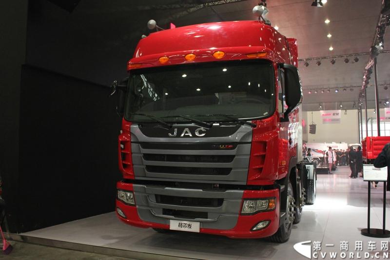 2013年10月30日，中国国际商用车展（CCVS）在武汉国际博览中心开幕，此次展会相比首届规模更大，覆盖B1-B5，A1-A3八个展区。相比首届，今年还增加了动态展示区，还有车试乘试驾，专用车功能演示等环节。一汽解放、东风商用车、重汽、福田、陕汽、江淮、上依红等厂商纷纷携旗下明星产品悉数亮相。图为江淮展位。