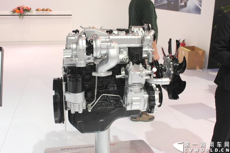 2013年10月30日，中国国际商用车展（CCVS）在武汉国际博览中心开幕，此次展会相比首届规模更大，覆盖B1-B5，A1-A3八个展区。相比首届，今年还增加了动态展示区，还有车试乘试驾，专用车功能演示等环节。一汽解放、东风商用车、重汽、福田、陕汽、江淮、上依红等厂商纷纷携旗下明星产品悉数亮相。图为江淮展位。