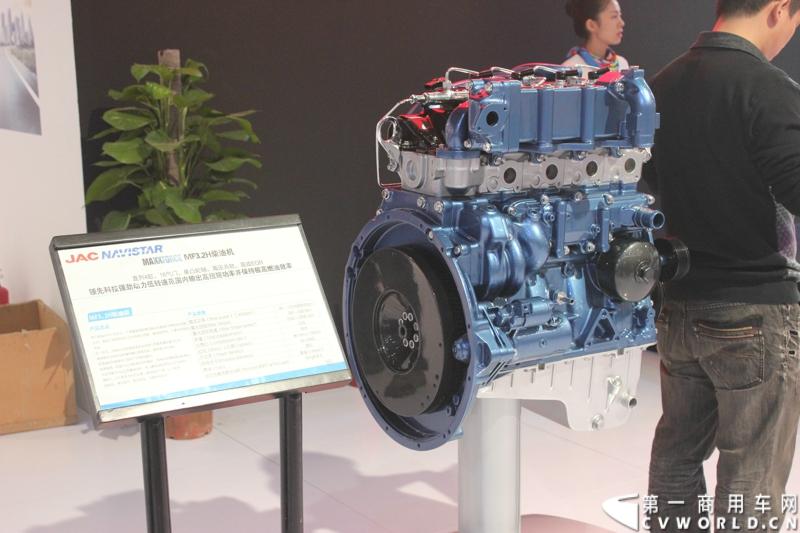 2013年10月30日，中国国际商用车展（CCVS）在武汉国际博览中心开幕，此次展会相比首届规模更大，覆盖B1-B5，A1-A3八个展区。相比首届，今年还增加了动态展示区，还有车试乘试驾，专用车功能演示等环节。一汽解放、东风商用车、重汽、福田、陕汽、江淮、上依红等厂商纷纷携旗下明星产品悉数亮相。图为江淮展位。