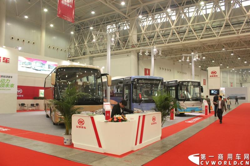 2013年10月30日，中国国际商用车展（CCVS）在武汉国际博览中心开幕，此次展会相比首届规模更大，覆盖B1-B5，A1-A3八个展区。相比首届，今年还增加了动态展示区，还有车试乘试驾，专用车功能演示等环节。一汽解放、东风商用车、重汽、福田、陕汽、江淮、上依红等厂商纷纷携旗下明星产品悉数亮相。图为安凯客车展台