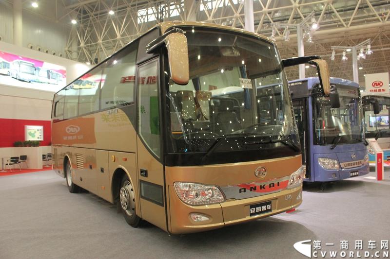 2013年10月30日，中国国际商用车展（CCVS）在武汉国际博览中心开幕，此次展会相比首届规模更大，覆盖B1-B5，A1-A3八个展区。相比首届，今年还增加了动态展示区，还有车试乘试驾，专用车功能演示等环节。一汽解放、东风商用车、重汽、福田、陕汽、江淮、上依红等厂商纷纷携旗下明星产品悉数亮相。图为安凯LNG公路客车。