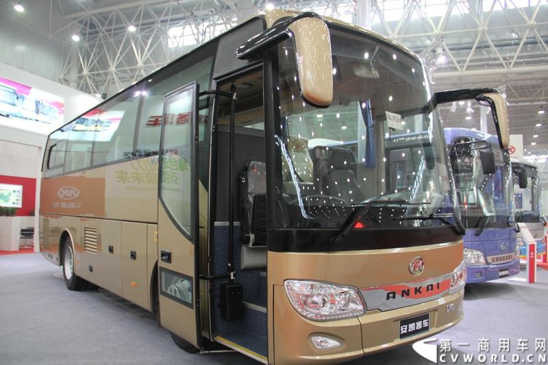 2013年10月30日，中国国际商用车展（CCVS）在武汉国际博览中心开幕，此次展会相比首届规模更大，覆盖B1-B5，A1-A3八个展区。相比首届，今年还增加了动态展示区，还有车试乘试驾，专用车功能演示等环节。一汽解放、东风商用车、重汽、福田、陕汽、江淮、上依红等厂商纷纷携旗下明星产品悉数亮相。图为安凯LNG公路客车。