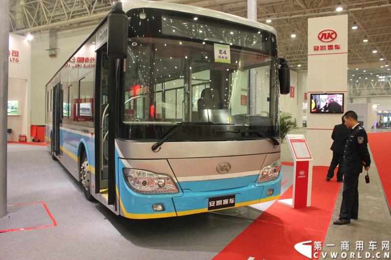 2013年10月30日，中国国际商用车展（CCVS）在武汉国际博览中心开幕，此次展会相比首届规模更大，覆盖B1-B5，A1-A3八个展区。相比首届，今年还增加了动态展示区，还有车试乘试驾，专用车功能演示等环节。一汽解放、东风商用车、重汽、福田、陕汽、江淮、上依红等厂商纷纷携旗下明星产品悉数亮相。图为安凯纯电动公交车。