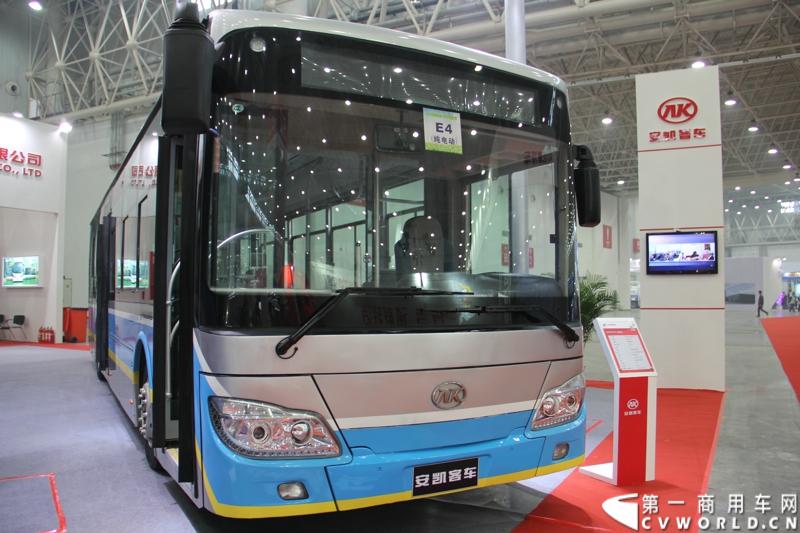 2013年10月30日，中国国际商用车展（CCVS）在武汉国际博览中心开幕，此次展会相比首届规模更大，覆盖B1-B5，A1-A3八个展区。相比首届，今年还增加了动态展示区，还有车试乘试驾，专用车功能演示等环节。一汽解放、东风商用车、重汽、福田、陕汽、江淮、上依红等厂商纷纷携旗下明星产品悉数亮相。图为安凯纯电动公交车。