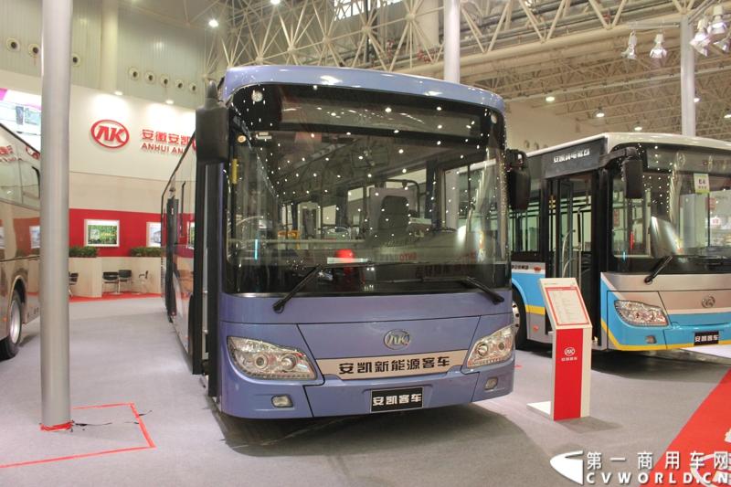 2013年10月30日，中国国际商用车展（CCVS）在武汉国际博览中心开幕，此次展会相比首届规模更大，覆盖B1-B5，A1-A3八个展区。相比首届，今年还增加了动态展示区，还有车试乘试驾，专用车功能演示等环节。一汽解放、东风商用车、重汽、福田、陕汽、江淮、上依红等厂商纷纷携旗下明星产品悉数亮相。图为安凯混合动力公交车。