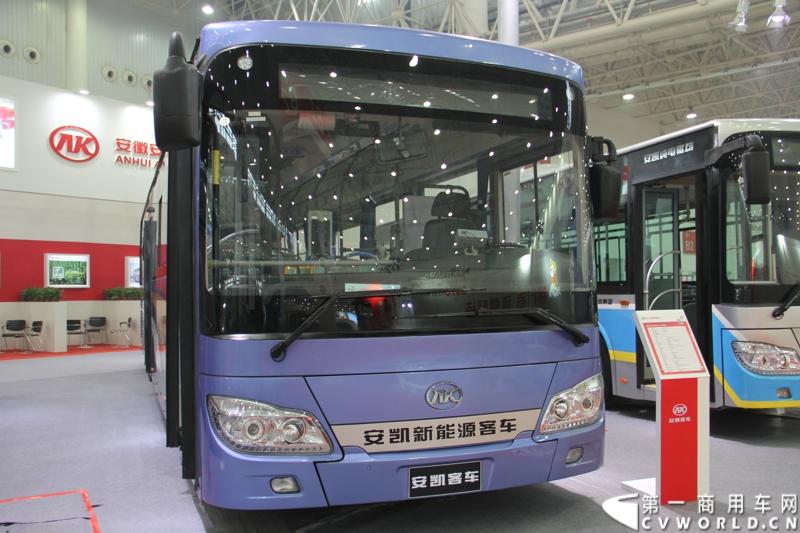 2013年10月30日，中国国际商用车展（CCVS）在武汉国际博览中心开幕，此次展会相比首届规模更大，覆盖B1-B5，A1-A3八个展区。相比首届，今年还增加了动态展示区，还有车试乘试驾，专用车功能演示等环节。一汽解放、东风商用车、重汽、福田、陕汽、江淮、上依红等厂商纷纷携旗下明星产品悉数亮相。图为安凯混合动力公交车。