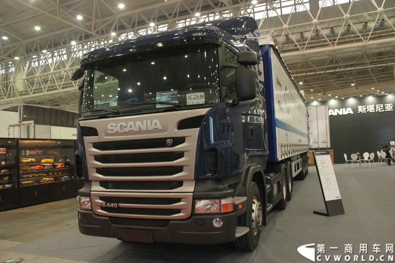 2013年10月30日，中国国际商用车展（CCVS）在武汉国际博览中心开幕，此次展会相比首届规模更大，覆盖B1-B5，A1-A3八个展区。相比首届，今年还增加了动态展示区，还有车试乘试驾，专用车功能演示等环节。一汽解放、东风商用车、重汽、福田、陕汽、江淮、上依红等厂商纷纷携旗下明星产品悉数亮相。图为斯堪尼亚重卡。