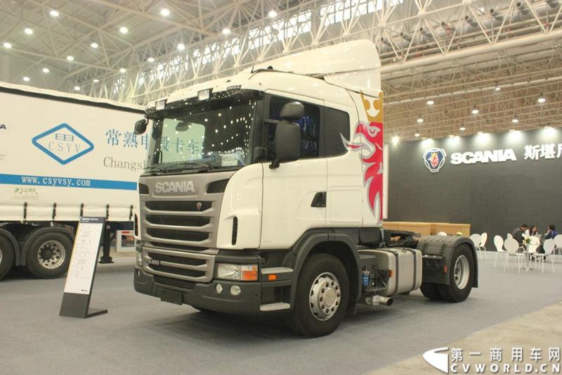 2013年10月30日，中国国际商用车展（CCVS）在武汉国际博览中心开幕，此次展会相比首届规模更大，覆盖B1-B5，A1-A3八个展区。相比首届，今年还增加了动态展示区，还有车试乘试驾，专用车功能演示等环节。一汽解放、东风商用车、重汽、福田、陕汽、江淮、上依红等厂商纷纷携旗下明星产品悉数亮相。图为斯堪尼亚重卡。