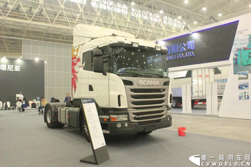 2013年10月30日，中国国际商用车展（CCVS）在武汉国际博览中心开幕，此次展会相比首届规模更大，覆盖B1-B5，A1-A3八个展区。相比首届，今年还增加了动态展示区，还有车试乘试驾，专用车功能演示等环节。一汽解放、东风商用车、重汽、福田、陕汽、江淮、上依红等厂商纷纷携旗下明星产品悉数亮相。图为斯堪尼亚重卡。