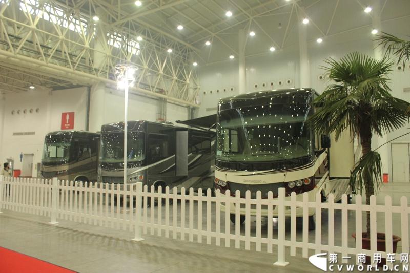 2013年10月30日，中国国际商用车展（CCVS）在武汉国际博览中心开幕，此次展会相比首届规模更大，覆盖B1-B5，A1-A3八个展区。相比首届，今年还增加了动态展示区，还有车试乘试驾，专用车功能演示等环节。一汽解放、东风商用车、重汽、福田、陕汽、江淮、上依红等厂商纷纷携旗下明星产品悉数亮相。图为房车展台。