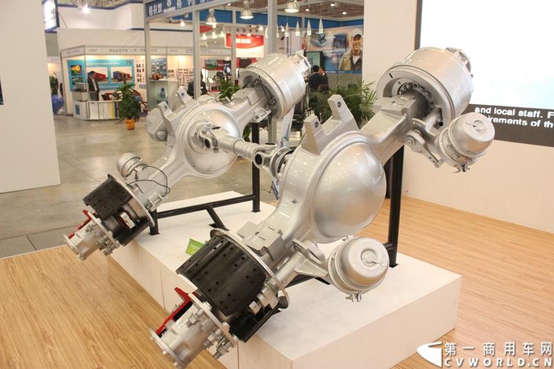 2013年10月30日，中国国际商用车展（CCVS）在武汉国际博览中心开幕，此次展会相比首届规模更大，覆盖B1-B5，A1-A3八个展区。相比首届，今年还增加了动态展示区，还有车试乘试驾，专用车功能演示等环节。一汽解放、东风商用车、重汽、福田、陕汽、江淮、上依红等厂商纷纷携旗下明星产品悉数亮相。图为富华车桥展台。