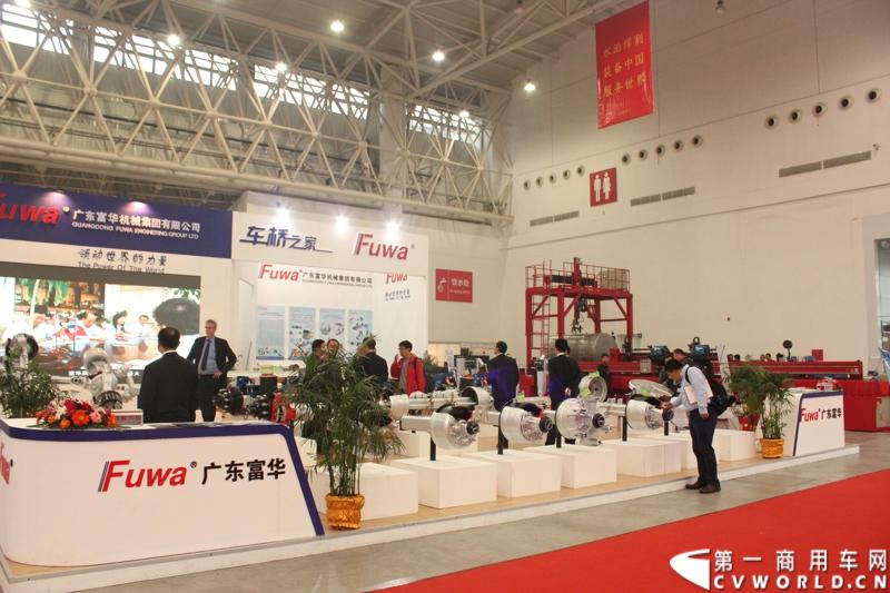 2013年10月30日，中国国际商用车展（CCVS）在武汉国际博览中心开幕，此次展会相比首届规模更大，覆盖B1-B5，A1-A3八个展区。相比首届，今年还增加了动态展示区，还有车试乘试驾，专用车功能演示等环节。一汽解放、东风商用车、重汽、福田、陕汽、江淮、上依红等厂商纷纷携旗下明星产品悉数亮相。图为富华车桥展台。