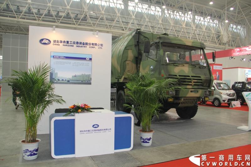 2013年10月30日，中国国际商用车展（CCVS）在武汉国际博览中心开幕，此次展会相比首届规模更大，覆盖B1-B5，A1-A3八个展区。相比首届，今年还增加了动态展示区，还有车试乘试驾，专用车功能演示等环节。一汽解放、东风商用车、重汽、福田、陕汽、江淮、上依红等厂商纷纷携旗下明星产品悉数亮相。图为专用车企业展台。