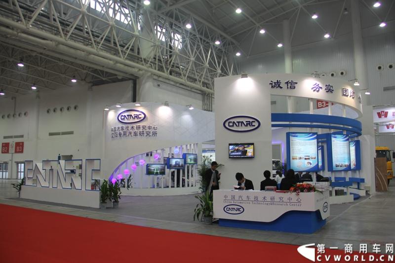 2013年10月30日，中国国际商用车展（CCVS）在武汉国际博览中心开幕，此次展会相比首届规模更大，覆盖B1-B5，A1-A3八个展区。相比首届，今年还增加了动态展示区，还有车试乘试驾，专用车功能演示等环节。一汽解放、东风商用车、重汽、福田、陕汽、江淮、上依红等厂商纷纷携旗下明星产品悉数亮相。图为专用车企业展台。