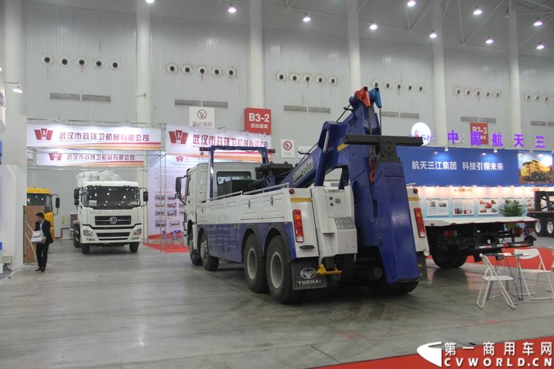 2013年10月30日，中国国际商用车展（CCVS）在武汉国际博览中心开幕，此次展会相比首届规模更大，覆盖B1-B5，A1-A3八个展区。相比首届，今年还增加了动态展示区，还有车试乘试驾，专用车功能演示等环节。一汽解放、东风商用车、重汽、福田、陕汽、江淮、上依红等厂商纷纷携旗下明星产品悉数亮相。图为专用车企业展台。