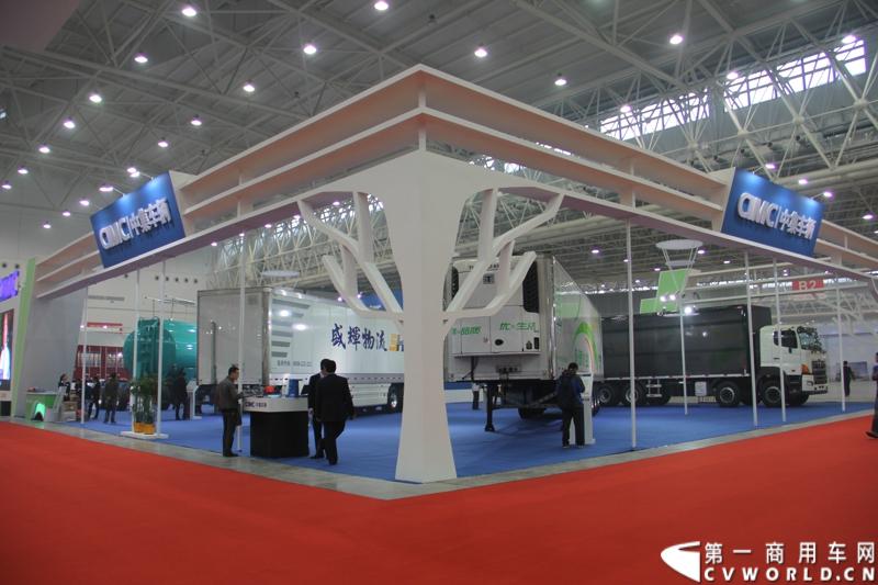 2013年10月30日，中国国际商用车展（CCVS）在武汉国际博览中心开幕，此次展会相比首届规模更大，覆盖B1-B5，A1-A3八个展区。相比首届，今年还增加了动态展示区，还有车试乘试驾，专用车功能演示等环节。一汽解放、东风商用车、重汽、福田、陕汽、江淮、上依红等厂商纷纷携旗下明星产品悉数亮相。图为专用车企业展台。