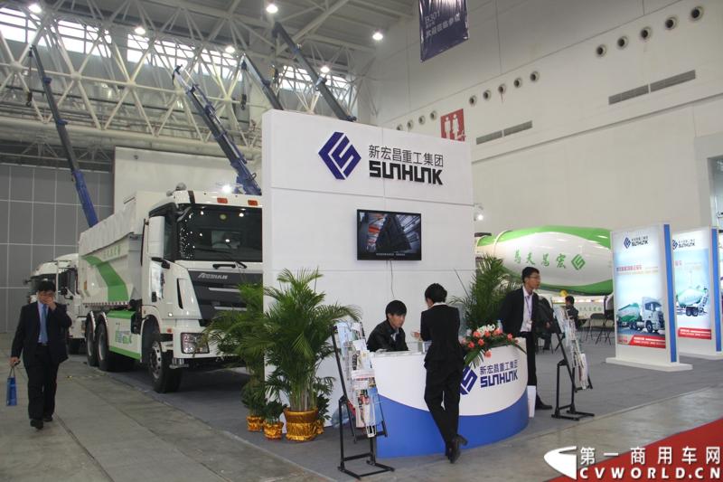 2013年10月30日，中国国际商用车展（CCVS）在武汉国际博览中心开幕，此次展会相比首届规模更大，覆盖B1-B5，A1-A3八个展区。相比首届，今年还增加了动态展示区，还有车试乘试驾，专用车功能演示等环节。一汽解放、东风商用车、重汽、福田、陕汽、江淮、上依红等厂商纷纷携旗下明星产品悉数亮相。图为专用车企业展台。