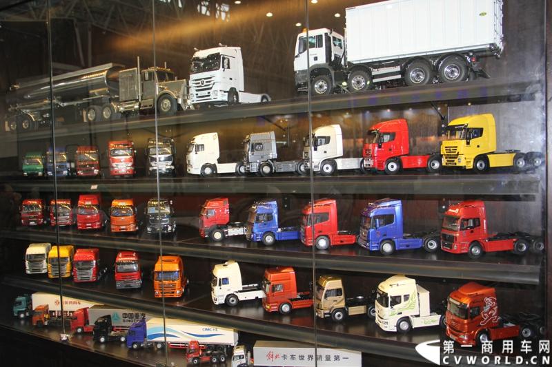 2013年10月30日，中国国际商用车展（CCVS）在武汉国际博览中心开幕，此次展会相比首届规模更大，覆盖B1-B5，A1-A3八个展区。相比首届，今年还增加了动态展示区，还有车试乘试驾，专用车功能演示等环节。一汽解放、东风商用车、重汽、福田、陕汽、江淮、上依红等厂商纷纷携旗下明星产品悉数亮相。图为专用车企业展台。