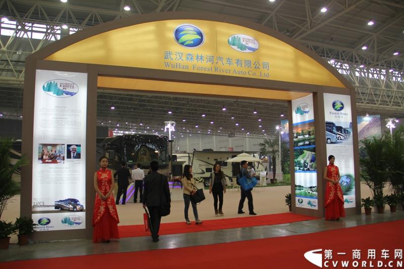 2013年10月30日，中国国际商用车展（CCVS）在武汉国际博览中心开幕，此次展会相比首届规模更大，覆盖B1-B5，A1-A3八个展区。相比首届，今年还增加了动态展示区，还有车试乘试驾，专用车功能演示等环节。一汽解放、东风商用车、重汽、福田、陕汽、江淮、上依红等厂商纷纷携旗下明星产品悉数亮相。图为专用车企业展台。