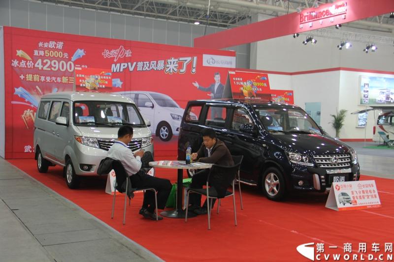 2013年10月30日，中国国际商用车展（CCVS）在武汉国际博览中心开幕，此次展会相比首届规模更大，覆盖B1-B5，A1-A3八个展区。相比首届，今年还增加了动态展示区，还有车试乘试驾，专用车功能演示等环节。一汽解放、东风商用车、重汽、福田、陕汽、江淮、上依红等厂商纷纷携旗下明星产品悉数亮相。图为专用车企业展台。