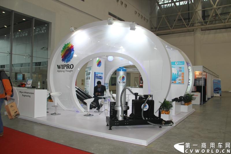 2013年10月30日，中国国际商用车展（CCVS）在武汉国际博览中心开幕，此次展会相比首届规模更大，覆盖B1-B5，A1-A3八个展区。相比首届，今年还增加了动态展示区，还有车试乘试驾，专用车功能演示等环节。一汽解放、东风商用车、重汽、福田、陕汽、江淮、上依红等厂商纷纷携旗下明星产品悉数亮相。图为零部件展区。