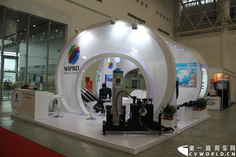 2013年10月30日，中国国际商用车展（CCVS）在武汉国际博览中心开幕，此次展会相比首届规模更大，覆盖B1-B5，A1-A3八个展区。相比首届，今年还增加了动态展示区，还有车试乘试驾，专用车功能演示等环节。一汽解放、东风商用车、重汽、福田、陕汽、江淮、上依红等厂商纷纷携旗下明星产品悉数亮相。图为零部件展区。