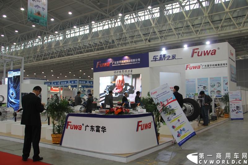 2013年10月30日，中国国际商用车展（CCVS）在武汉国际博览中心开幕，此次展会相比首届规模更大，覆盖B1-B5，A1-A3八个展区。相比首届，今年还增加了动态展示区，还有车试乘试驾，专用车功能演示等环节。一汽解放、东风商用车、重汽、福田、陕汽、江淮、上依红等厂商纷纷携旗下明星产品悉数亮相。图为零部件展区。