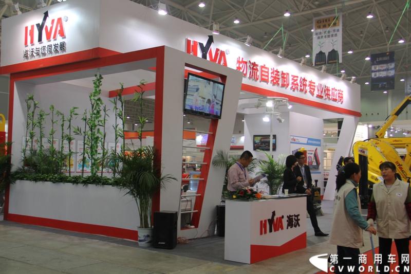 2013年10月30日，中国国际商用车展（CCVS）在武汉国际博览中心开幕，此次展会相比首届规模更大，覆盖B1-B5，A1-A3八个展区。相比首届，今年还增加了动态展示区，还有车试乘试驾，专用车功能演示等环节。一汽解放、东风商用车、重汽、福田、陕汽、江淮、上依红等厂商纷纷携旗下明星产品悉数亮相。图为零部件展区。