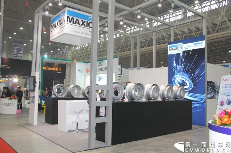 2013年10月30日，中国国际商用车展（CCVS）在武汉国际博览中心开幕，此次展会相比首届规模更大，覆盖B1-B5，A1-A3八个展区。相比首届，今年还增加了动态展示区，还有车试乘试驾，专用车功能演示等环节。一汽解放、东风商用车、重汽、福田、陕汽、江淮、上依红等厂商纷纷携旗下明星产品悉数亮相。图为零部件展区。