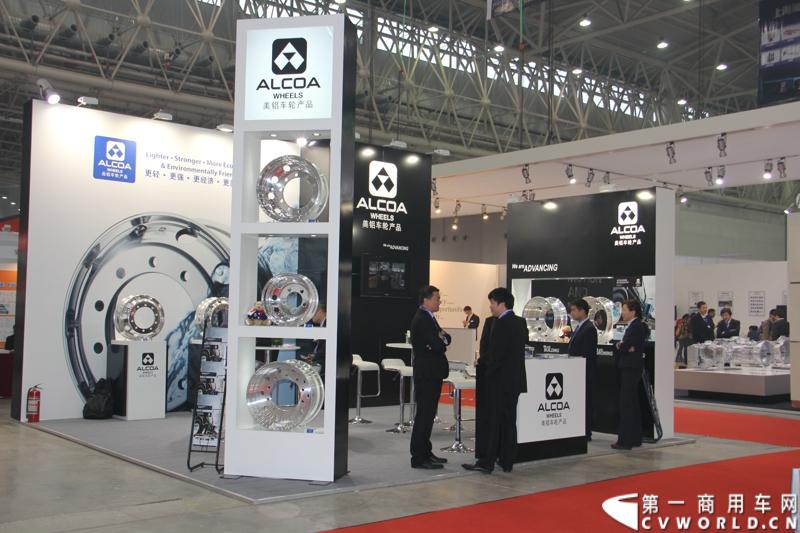 2013年10月30日，中国国际商用车展（CCVS）在武汉国际博览中心开幕，此次展会相比首届规模更大，覆盖B1-B5，A1-A3八个展区。相比首届，今年还增加了动态展示区，还有车试乘试驾，专用车功能演示等环节。一汽解放、东风商用车、重汽、福田、陕汽、江淮、上依红等厂商纷纷携旗下明星产品悉数亮相。图为零部件展区。