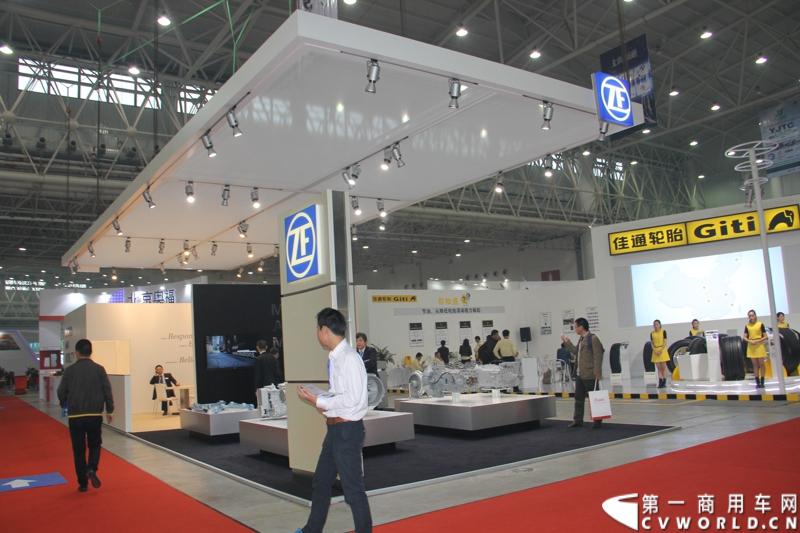 2013年10月30日，中国国际商用车展（CCVS）在武汉国际博览中心开幕，此次展会相比首届规模更大，覆盖B1-B5，A1-A3八个展区。相比首届，今年还增加了动态展示区，还有车试乘试驾，专用车功能演示等环节。一汽解放、东风商用车、重汽、福田、陕汽、江淮、上依红等厂商纷纷携旗下明星产品悉数亮相。图为零部件展区。