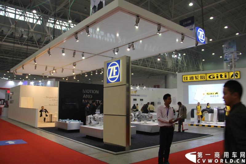2013年10月30日，中国国际商用车展（CCVS）在武汉国际博览中心开幕，此次展会相比首届规模更大，覆盖B1-B5，A1-A3八个展区。相比首届，今年还增加了动态展示区，还有车试乘试驾，专用车功能演示等环节。一汽解放、东风商用车、重汽、福田、陕汽、江淮、上依红等厂商纷纷携旗下明星产品悉数亮相。图为零部件展区。