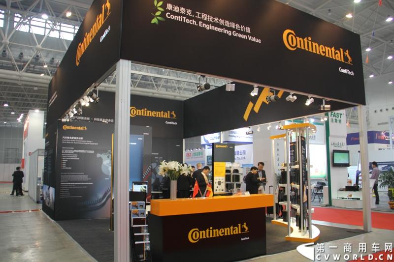 2013年10月30日，中国国际商用车展（CCVS）在武汉国际博览中心开幕，此次展会相比首届规模更大，覆盖B1-B5，A1-A3八个展区。相比首届，今年还增加了动态展示区，还有车试乘试驾，专用车功能演示等环节。一汽解放、东风商用车、重汽、福田、陕汽、江淮、上依红等厂商纷纷携旗下明星产品悉数亮相。图为零部件展区。