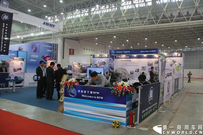 2013年10月30日，中国国际商用车展（CCVS）在武汉国际博览中心开幕，此次展会相比首届规模更大，覆盖B1-B5，A1-A3八个展区。相比首届，今年还增加了动态展示区，还有车试乘试驾，专用车功能演示等环节。一汽解放、东风商用车、重汽、福田、陕汽、江淮、上依红等厂商纷纷携旗下明星产品悉数亮相。图为零部件展区。