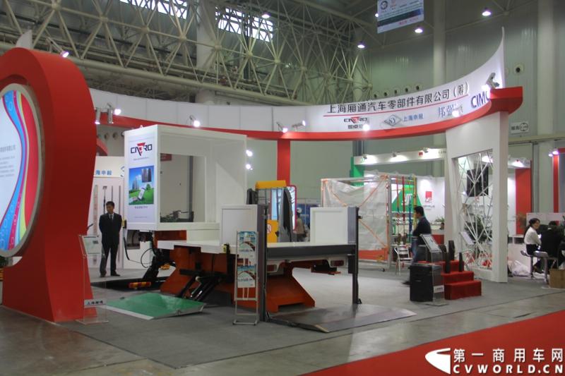 2013年10月30日，中国国际商用车展（CCVS）在武汉国际博览中心开幕，此次展会相比首届规模更大，覆盖B1-B5，A1-A3八个展区。相比首届，今年还增加了动态展示区，还有车试乘试驾，专用车功能演示等环节。一汽解放、东风商用车、重汽、福田、陕汽、江淮、上依红等厂商纷纷携旗下明星产品悉数亮相。图为零部件展区。