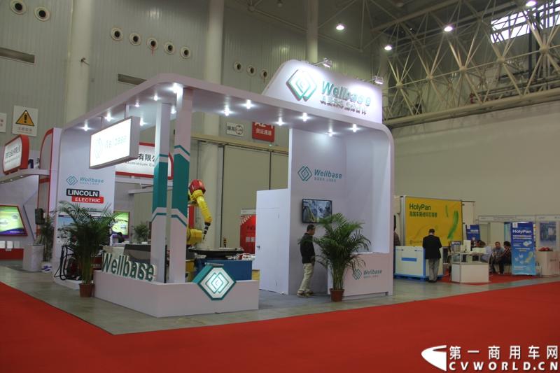 2013年10月30日，中国国际商用车展（CCVS）在武汉国际博览中心开幕，此次展会相比首届规模更大，覆盖B1-B5，A1-A3八个展区。相比首届，今年还增加了动态展示区，还有车试乘试驾，专用车功能演示等环节。一汽解放、东风商用车、重汽、福田、陕汽、江淮、上依红等厂商纷纷携旗下明星产品悉数亮相。图为零部件展区。