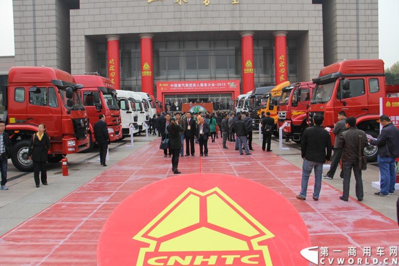 10月31日，中国重汽集团(2013)亲人服务大会在济南召开。来自全国各地服务站和供应商代表1300余人齐聚泉城，共同商谈亲人服务品牌的升级之路，开启“亲人同心 梦想同行”的全新之旅。图为室外展场。