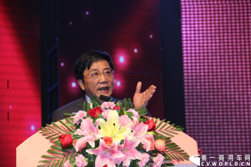 10月31日，中国重汽集团(2013)亲人服务大会在济南召开。来自全国各地服务站和供应商代表1300余人齐聚泉城，共同商谈亲人服务品牌的升级之路，开启“亲人同心 梦想同行”的全新之旅。图为中国重汽集团总经理蔡东总结发言。