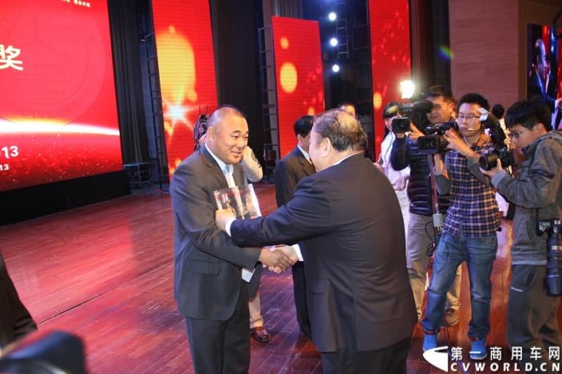 10月31日，中国重汽集团(2013)亲人服务大会在济南召开。来自全国各地服务站和供应商代表1300余人齐聚泉城，共同商谈亲人服务品牌的升级之路，开启“亲人同心 梦想同行”的全新之旅。图为中国重汽集团董事长马纯济为“亲人服务一等奖”获奖单位颁奖。