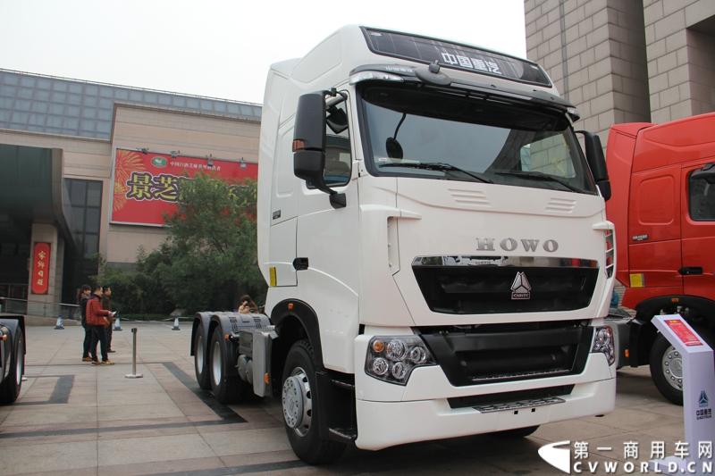 10月31日，中国重汽集团(2013)亲人服务大会在济南召开。来自全国各地服务站和供应商代表1300余人齐聚泉城，共同商谈亲人服务品牌的升级之路，开启“亲人同心 梦想同行”的全新之旅。图为重汽HOWO-T7H-440马力牵引车展示。