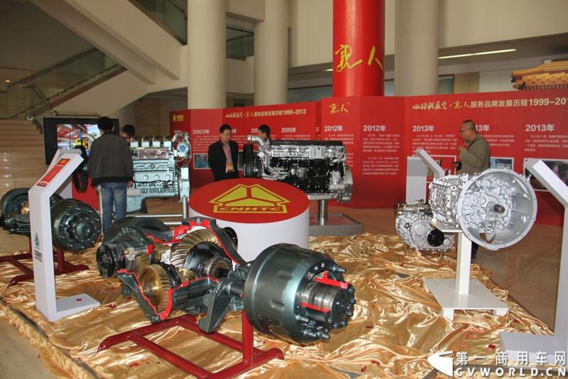10月31日，中国重汽集团(2013)亲人服务大会在济南召开。来自全国各地服务站和供应商代表1300余人齐聚泉城，共同商谈亲人服务品牌的升级之路，开启“亲人同心 梦想同行”的全新之旅。图为重汽关键零部件展示。