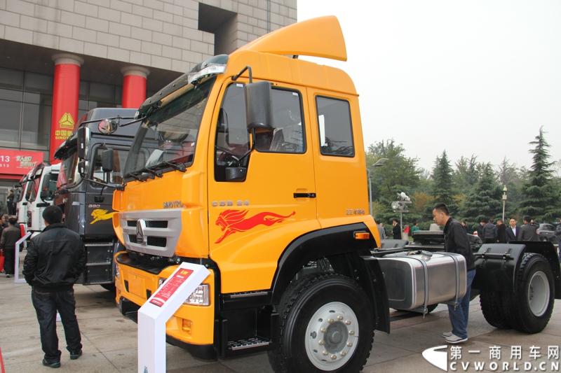 10月31日，中国重汽集团(2013)亲人服务大会在济南召开。来自全国各地服务站和供应商代表1300余人齐聚泉城，共同商谈亲人服务品牌的升级之路，开启“亲人同心 梦想同行”的全新之旅。图为重汽黄河牌牵引车。