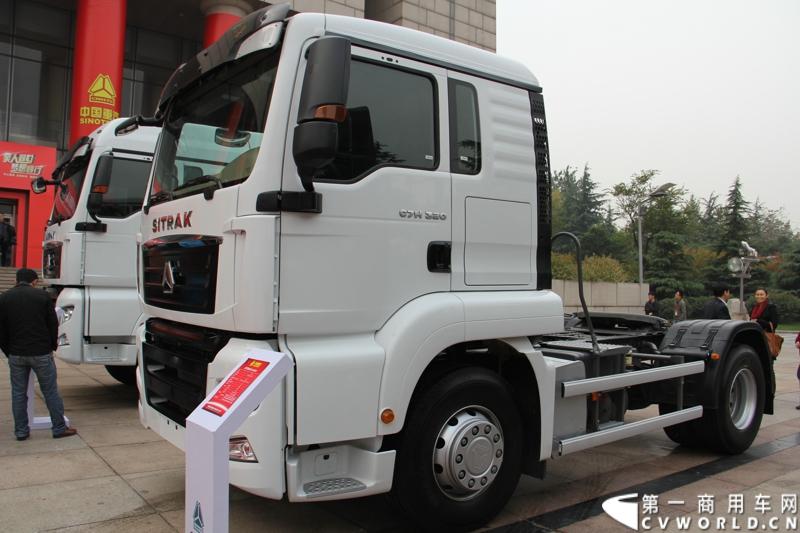 10月31日，中国重汽集团(2013)亲人服务大会在济南召开。来自全国各地服务站和供应商代表1300余人齐聚泉城，共同商谈亲人服务品牌的升级之路，开启“亲人同心 梦想同行”的全新之旅。图为重汽-曼平台产品SITRAK C7H-320马力牵引车 。