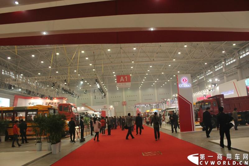 2013年10月30日，中国国际商用车展（CCVS）在武汉国际博览中心开幕，此次展会相比首届规模更大，覆盖B1-B5，A1-A3八个展区。相比首届，今年还增加了动态展示区，还有车试乘试驾，专用车功能演示等环节。一汽解放、东风商用车、重汽、福田、陕汽、江淮、上依红等厂商纷纷携旗下明星产品悉数亮相。