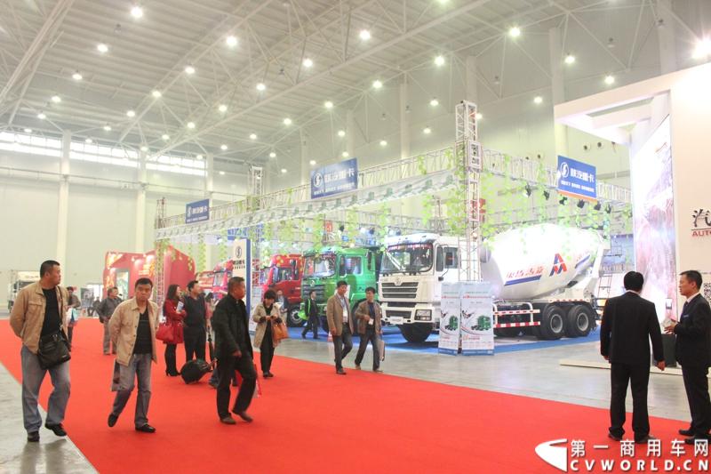 2013年10月30日，中国国际商用车展（CCVS）在武汉国际博览中心开幕，此次展会相比首届规模更大，覆盖B1-B5，A1-A3八个展区。相比首届，今年还增加了动态展示区，还有车试乘试驾，专用车功能演示等环节。一汽解放、东风商用车、重汽、福田、陕汽、江淮、上依红等厂商纷纷携旗下明星产品悉数亮相。