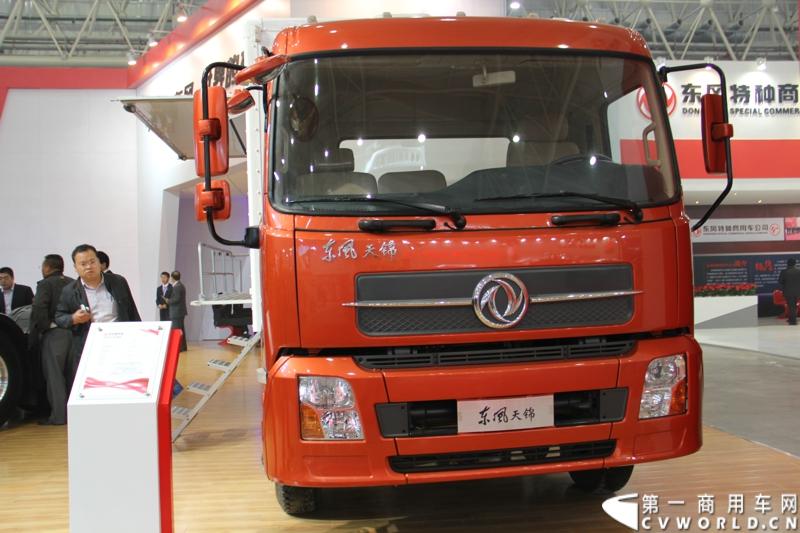 2013年10月30日，中国国际商用车展（CCVS）在武汉国际博览中心开幕，此次展会相比首届规模更大，覆盖B1-B5，A1-A3八个展区。相比首届，今年还增加了动态展示区，还有车试乘试驾，专用车功能演示等环节。一汽解放、东风商用车、重汽、福田、陕汽、江淮、上依红等厂商纷纷携旗下明星产品悉数亮相。图为东风商用车家族。