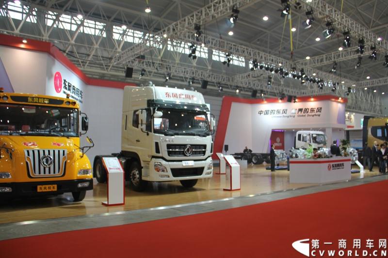 2013年10月30日，中国国际商用车展（CCVS）在武汉国际博览中心开幕，此次展会相比首届规模更大，覆盖B1-B5，A1-A3八个展区。相比首届，今年还增加了动态展示区，还有车试乘试驾，专用车功能演示等环节。一汽解放、东风商用车、重汽、福田、陕汽、江淮、上依红等厂商纷纷携旗下明星产品悉数亮相。图为东风商用车家族。