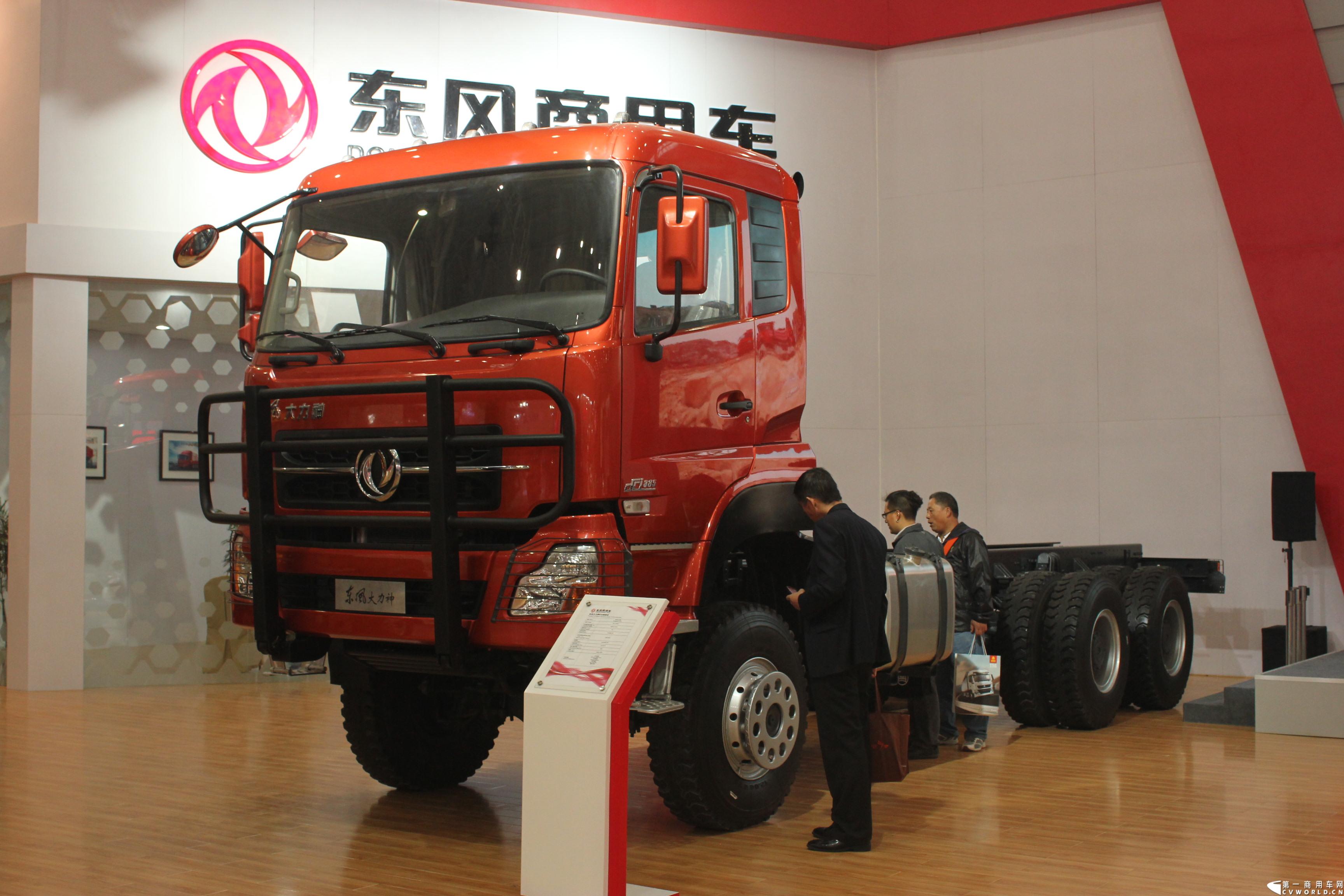 2013年10月30日，中国国际商用车展（CCVS）在武汉国际博览中心开幕，此次展会相比首届规模更大，覆盖B1-B5，A1-A3八个展区。相比首届，今年还增加了动态展示区，还有车试乘试驾，专用车功能演示等环节。一汽解放、东风商用车、重汽、福田、陕汽、江淮、上依红等厂商纷纷携旗下明星产品悉数亮相。图为东风商用车家族，越野版东风大力神。