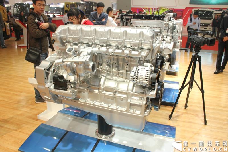 2013年10月30日，中国国际商用车展（CCVS）在武汉国际博览中心开幕，此次展会相比首届规模更大，覆盖B1-B5，A1-A3八个展区。相比首届，今年还增加了动态展示区，还有车试乘试驾，专用车功能演示等环节。一汽解放、东风商用车、重汽、福田、陕汽、江淮、上依红等厂商纷纷携旗下明星产品悉数亮相。图为东风DDi75发动机。